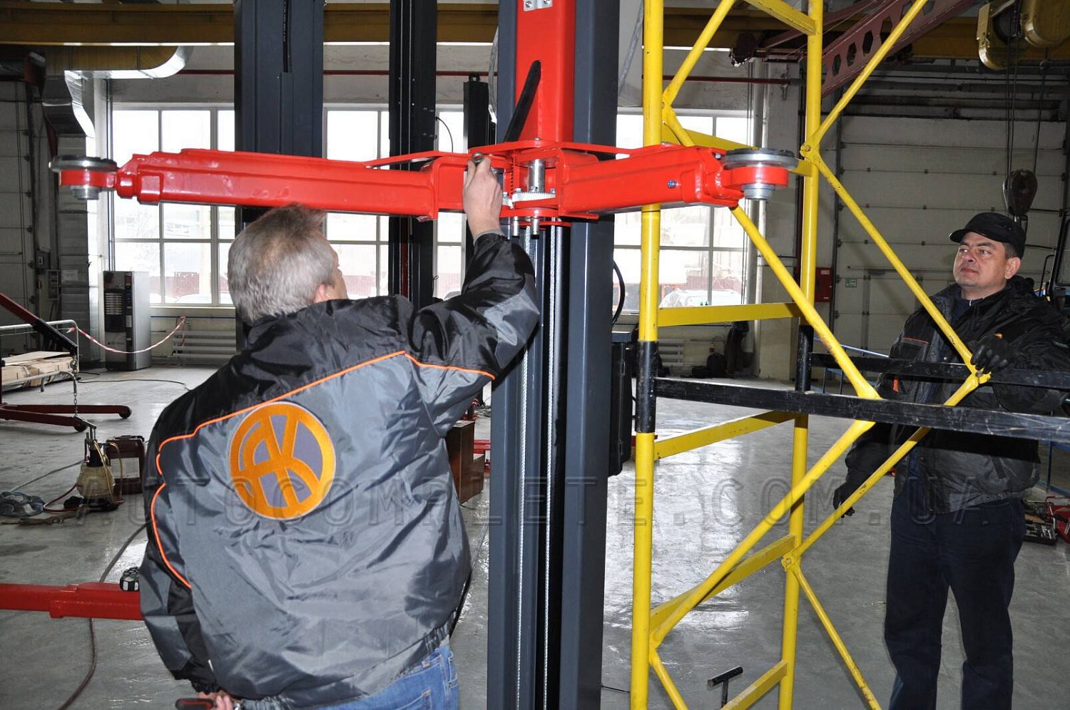 Montaż podnośnika dwukolumnowego