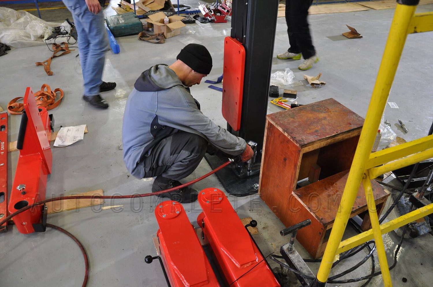 Montaż podnośnika dwukolumnowego