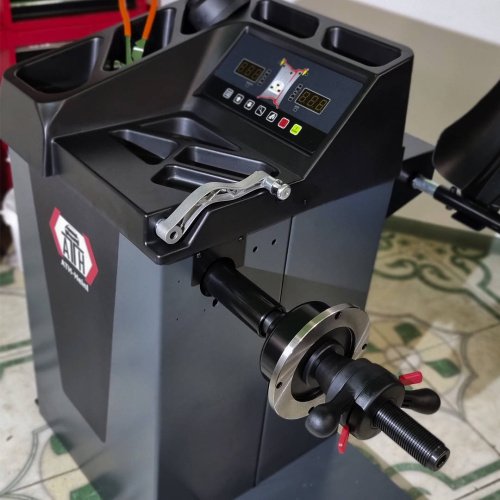 2D Reifenwuchtmaschine ATH W24